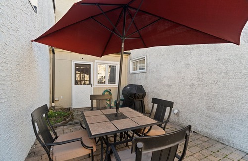 West Conshohocken House | Unique Modern King Bed Townhome w/Driveway Parking