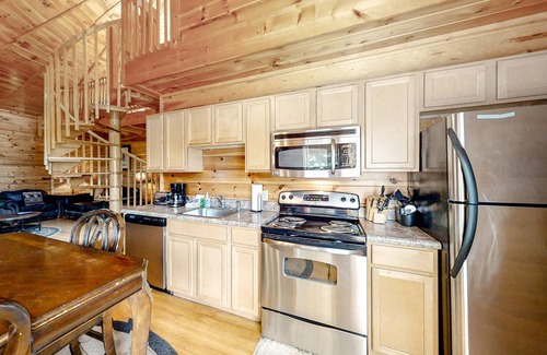 Sevierville Cabin | Unique mountain view cabin with private hot tub, deck & air hockey