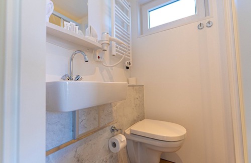 Lemmer Boat Rental | Unique overnight stay in harbourlodge in Lemmer