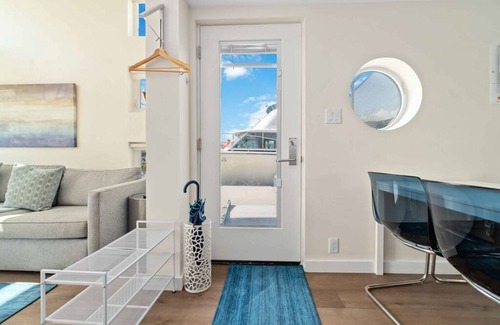 Lower Lonsdale Boat Rental | Unique & Peerless Floating Home