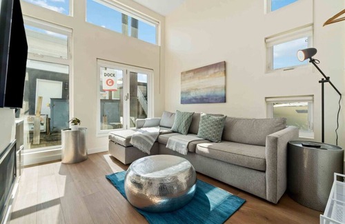 Lower Lonsdale Boat Rental | Unique & Peerless Floating Home