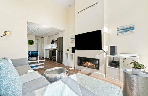 Lower Lonsdale Boat Rental | Unique & Peerless Floating Home