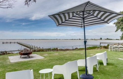 Nangkita House | Unique & Premium Waterfront Luxury Retreat-Private Jetty-Pet Friendly