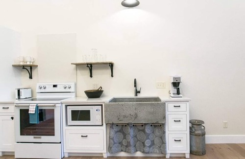 Millersburg Apartment | Unique Rustic Suite with Jacuzzi Tub, Kitchen, Fireplace, and Living Room