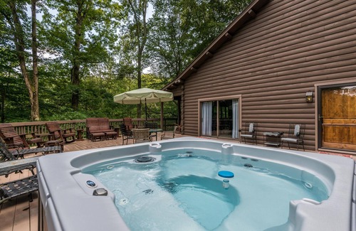 Helmsburg Cabin | Unique secluded cabin, cathedral ceiling, gas cook range, pool table ,hot tub