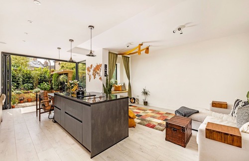 Dalgarno House | Unique Space, Sunny, Modern Design, 10 min to Portobello Rd