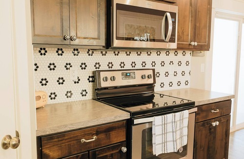 Ammon House | Unique & Spacious Home GREAT LOCATION HOT TUB 🔥 Sleeps 14 Family Friendly