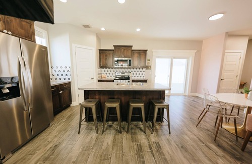 Ammon House | Unique & Spacious Home GREAT LOCATION HOT TUB 🔥 Sleeps 14 Family Friendly