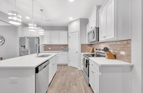 Charlotte House | Unique & Spacious House in Charlotte - Few minutes to UNCC, PNC Music Pavilion