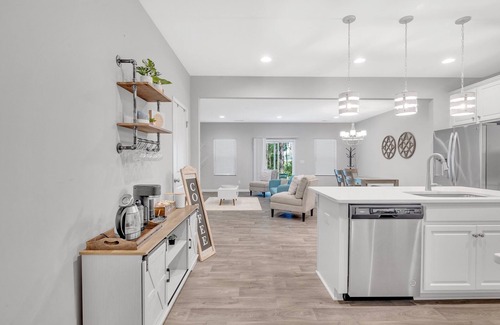 Charlotte House | Unique & Spacious House in Charlotte - Few minutes to UNCC, PNC Music Pavilion