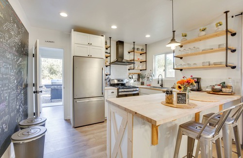 Alpine House | Unique Stay: Alpine 'Mariposa Farmhouse' w/Views!