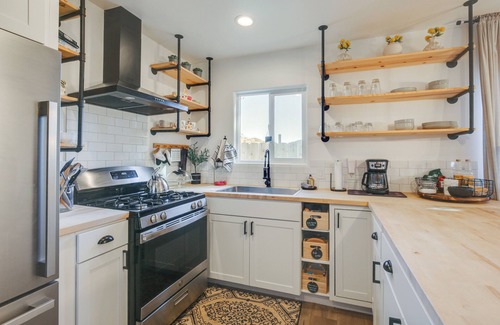 Alpine Cottage | Unique Stay: Alpine 'mariposa Farmhouse' w/Views!