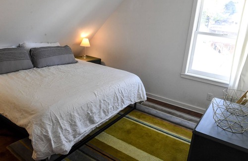 Jefferson Park Cottage | Unique Urban Carriage House with Ceder Hot Tub and Private Yard