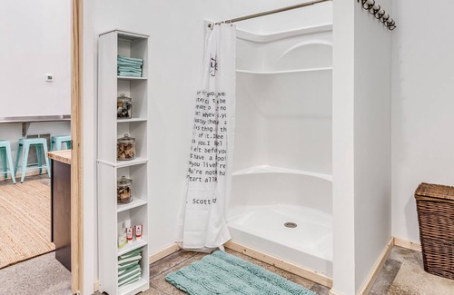 Kent House | Unique vacation home that sleeps 6; near KSU