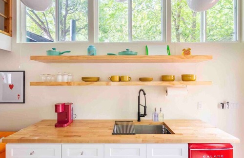 Central East Austin House | Unique Vintage Vibes - Cozy Tiny Home close to UT!