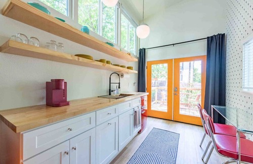 Central East Austin House | Unique Vintage Vibes - Cozy Tiny Home close to UT!