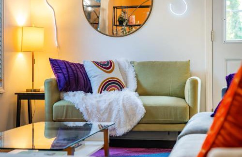 Atlanta House | Unique Vivid Modern Home Near DT ATL & Metro Access