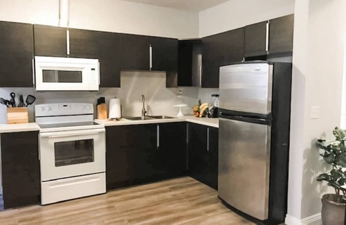 Pacific Terrace Hotel | UNIT #2 2-bedroom/1-bath 400 sq. ft suite with Parking & 4 Beds including a full kitchen