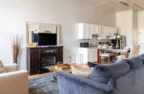 Gaslamp Quarter Hotel | UNIT #302 1-bedroom/1-bath 700 sq. ft suite with Parking & 3 Beds including a full kitchen - Washer/Dryer