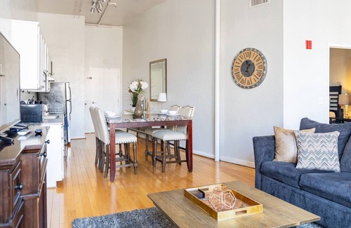 Gaslamp Quarter Hotel | UNIT #302 1-bedroom/1-bath 700 sq. ft suite with Parking & 3 Beds including a full kitchen - Washer/Dryer