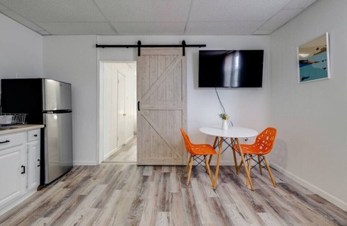 St. Leonard's Tract Apartment | Unit 4 · Stylish 1BR Apt Under 1 Minute to Beach
