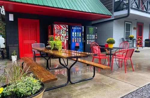 Maryville Bed & Breakfast | Unit #8 Horseshoe Turn - Dragon Depot at Dragon City