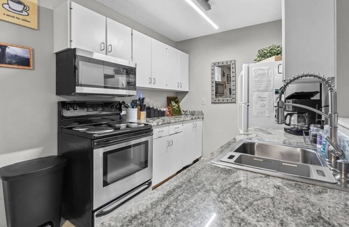 Chattanooga Condo | Unit H -10 Mins to Downtown Vacation On The TN River!