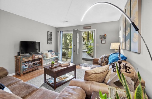 Chattanooga Condo | Unit H -10 Mins to Downtown Vacation On The TN River!