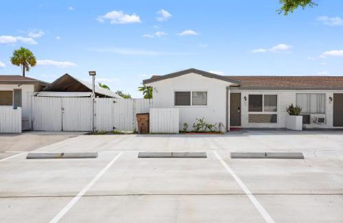 Deerfield Beach Apartment | Unit J SeaI Private Room near Deerfield Beach