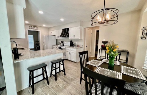 Universal City House | Universal City 4BR Furnished Relocation Housing Randolph AFB Wi-Fi Washer/Dryer