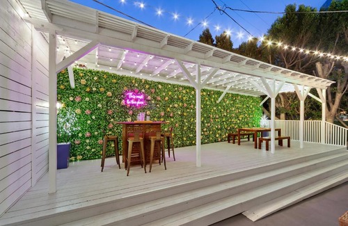 Studio City Bed & Breakfast | Universal Studios Villa with Pool & Guesthouse