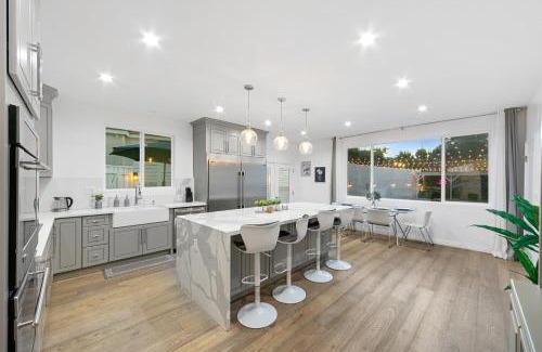 Studio City Bed & Breakfast | Universal Studios Villa with Pool & Guesthouse