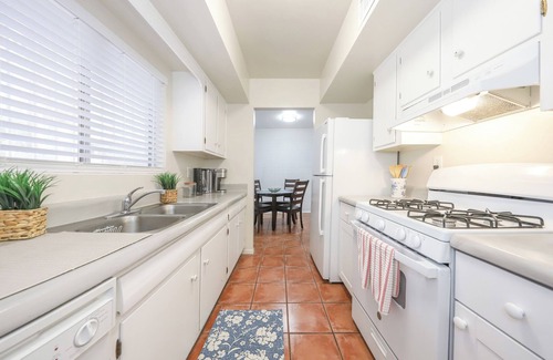West University Condo | University 2bdrm Condo in Prime Location, walk to shops, food and the UofA!