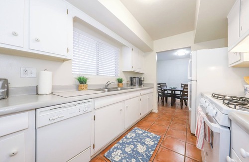 West University Condo | University 2bdrm Condo in Prime Location, walk to shops, food and the UofA!