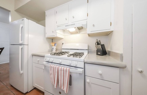 West University Condo | University 2bdrm Condo in Prime Location, walk to shops, food and the UofA!
