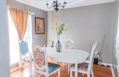 Charlotte House | University Escape with hot tub and fire pit