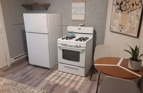 South Park Apartment | University home Cozy 2-bed great location safe hospital & UD nearby AC, WiFi