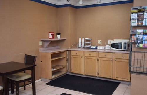 Eggertsville Hotel | University Manor Inn