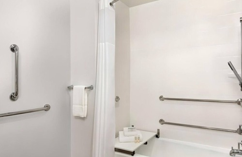 Johns Creek House | Unlock a Pampering & Romantic Escape! Pool, Gym