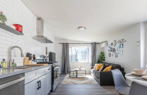 Chino House | Unlock Studio Serenity: King Bed, Work Corner, Fast Internet, Laundry, & Parking—Ready for Your Stay!