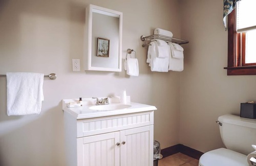 Milford House | Unmissable! Central Location meets Historic Accents w/Free Breakfast