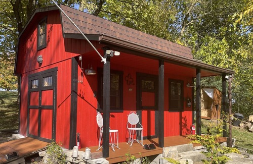 Radnor Cabin | Unplug and recharge at the Taway Cabin by the Creek