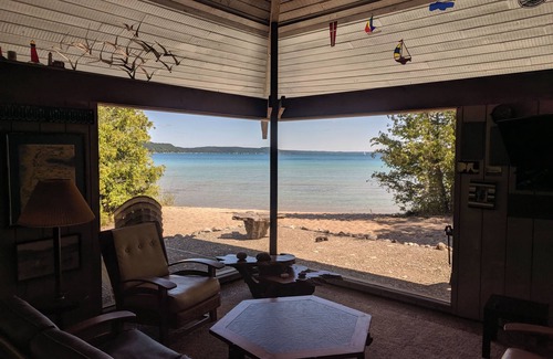 Lake Township Cabin | Unplug, Unwind, and Escape at Lwardcove's private beach!