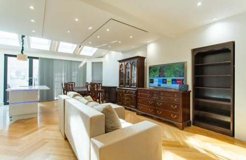 Barking House | Unwind 2Bed with Garden, Sauna and Hot Tub