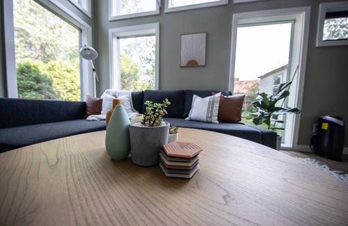 Bethel House | Unwind at this Modern Bethel Village Escape