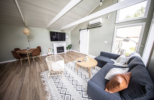 Bethel House | Unwind at this Modern Bethel Village Escape