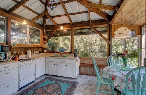 Keaau Cabin | Unwind at your Perfect Jungle Retreat