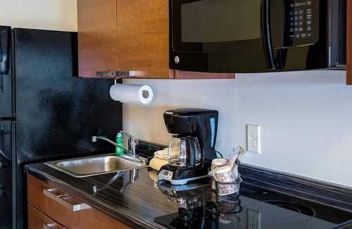 Davenport Hotel | Unwind in a Bright, Pet-Friendly Room Near Colonel Davenport House & Parks