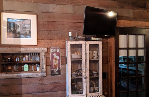 Traphill Apartment | Unwind in an antique, former general store near Stone Mtn. St. Park, NC