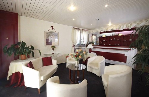 Six-Fours-les-Plages Hotel | Unwind in Style in Six Fours Les Plages! Pets Allowed!